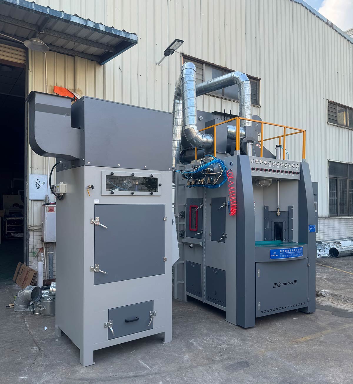 深圳百超噴砂機生產廠家制造的轉盤式自動噴砂機實拍圖片