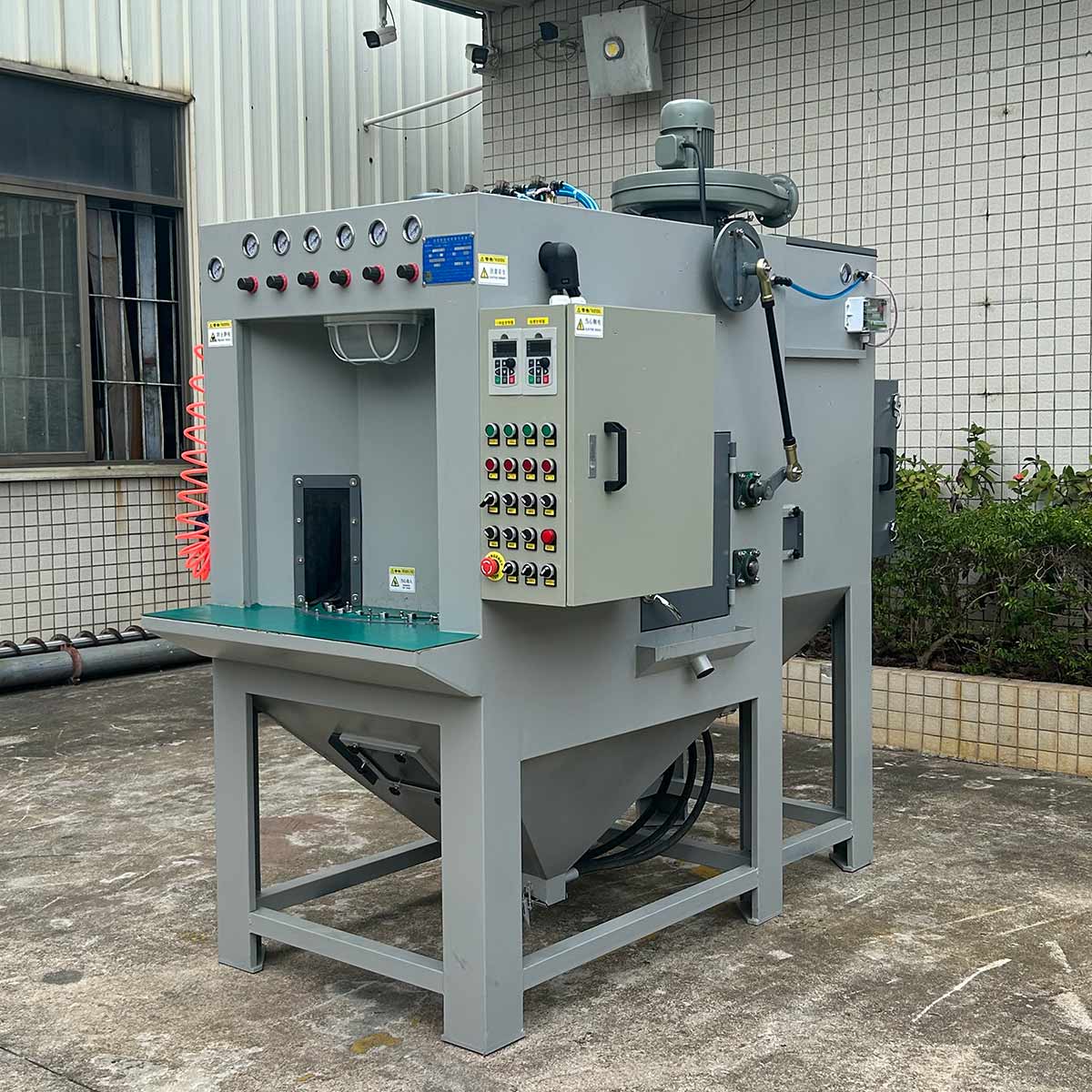 深圳百超噴砂機生產廠家制造的轉盤式自動噴砂機實拍圖片