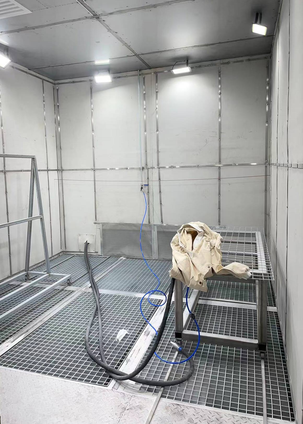 深圳百超機械噴砂房設(shè)備實拍圖